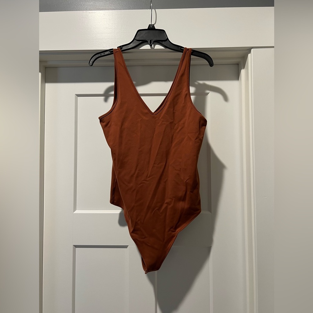 Abercrombie and Fitch bodysuit
V neck
Brown/orange color
Size Large